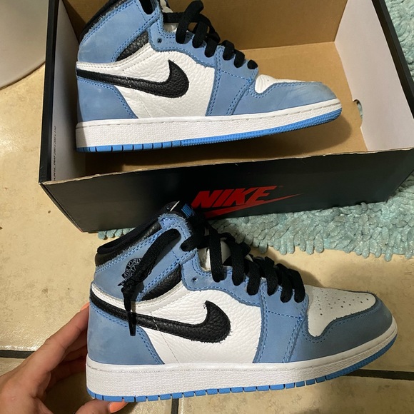 University blue Jordan ones size 4y - Picture 2 of 3